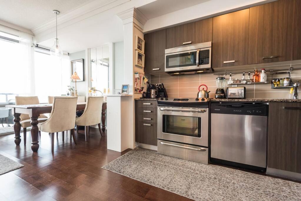 Stunning Condo With Fantastic View Of The City! Торонто Екстериор снимка