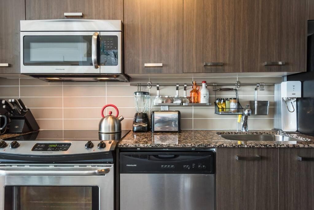Stunning Condo With Fantastic View Of The City! Торонто Екстериор снимка